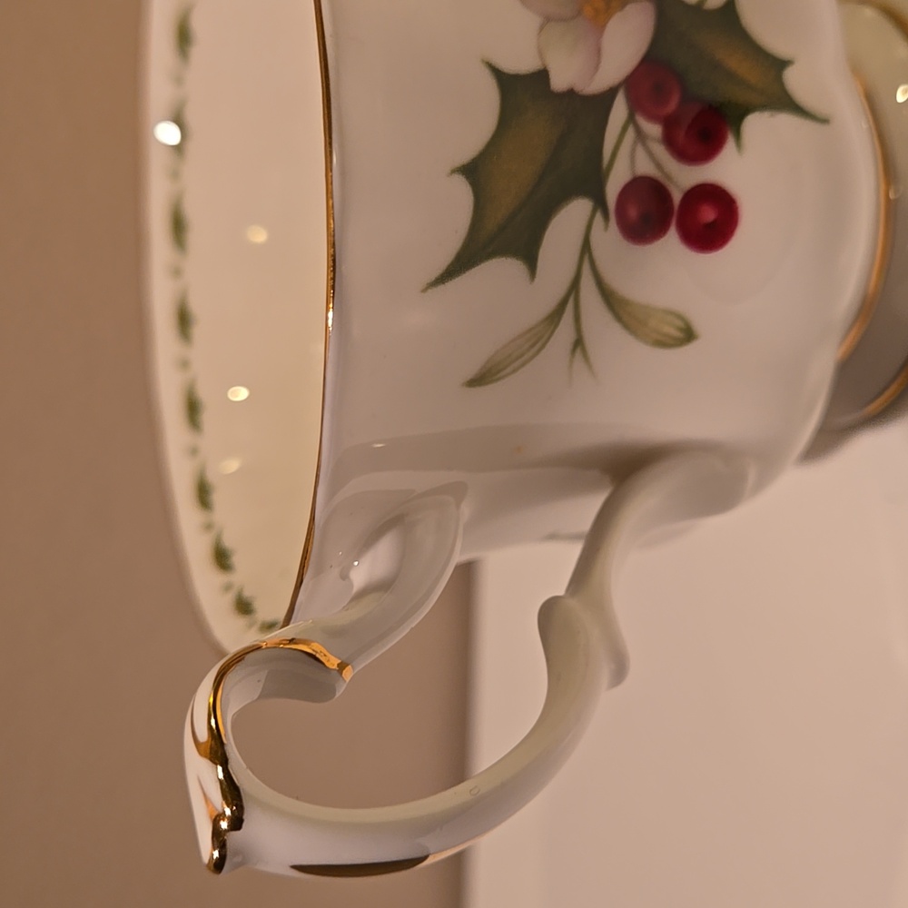 Royal Albert December Cup & Saucer - Picture 16 of 16